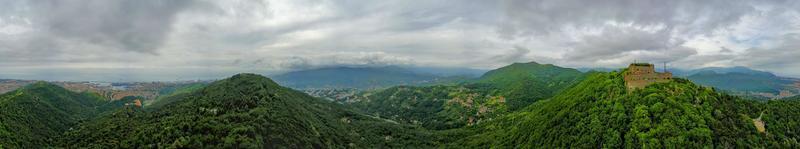 Genova Gênes vue aérienne du château et du mur sur la colline photo