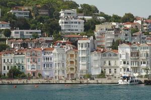 bâtiments dans le détroit du bosphore à istanbul, turkiye photo