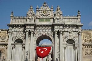 porte du palais de dolmabahçe à istanbul, turkiye photo