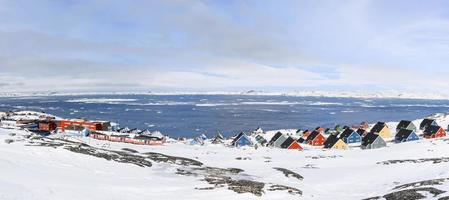 Maisons inuites colorées au fjord plein d'icebergs dans une banlieue de la capitale arctique Nuuk, Groenland photo