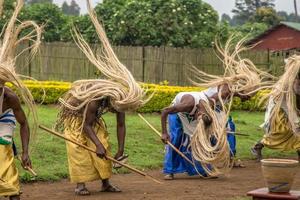 Artistes de danse rituelle de la tribu rwandaise, parc national des virunga, rwanda