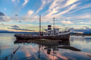 Vieux bateau à vapeur échoué échoué dans une lumière du coucher du soleil, Ushuaia, Patagonie, Argentine