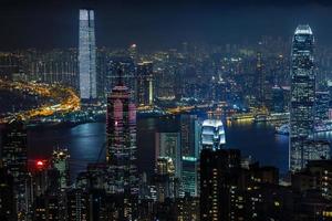 vue aérienne du pic victoria aux gratte-ciel des îles de hong kong et de kowloon, hong kong, chine photo