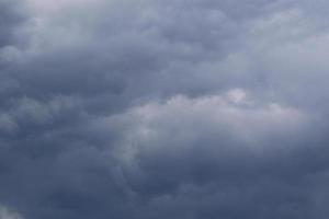 temps orageux et nuages sombres photo