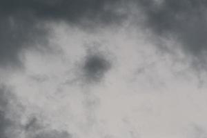 temps orageux et nuages sombres photo