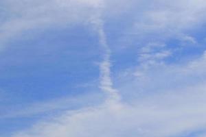 ciel bleu clair et nuages blancs photo