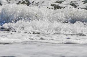 écume de mer. éclabousser d'eau photo