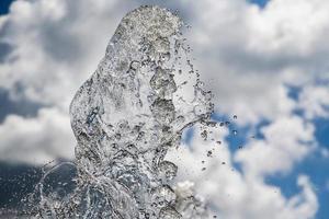 fontaine éclaboussant la texture de l'eau dans le ciel photo
