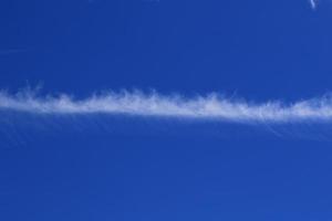 ciel bleu clair et nuages blancs photo