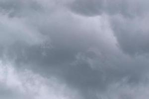 temps orageux et nuages sombres photo