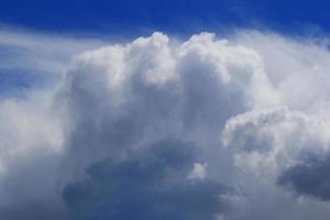 ciel bleu clair et nuages blancs photo