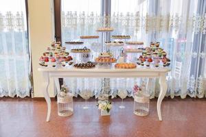 bonbons et biscuits disposés sur la table pour la réception de mariage photo