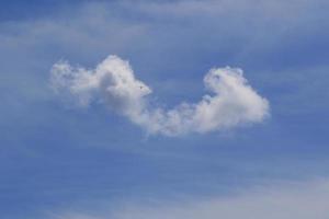 ciel bleu clair et nuages blancs photo