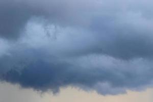 temps orageux et nuages sombres photo