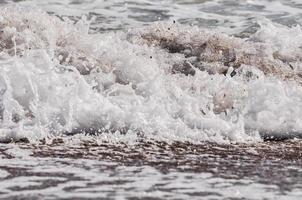 écume de mer. éclabousser d'eau photo