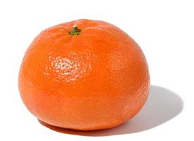 Mandarine orange mûre dans la peau sur un fond blanc isolé photo