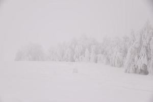 route enneigée en hiver dans une région montagneuse après de fortes chutes de neige en roumanie photo