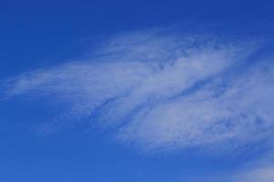 ciel bleu clair et nuages blancs photo