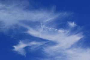 ciel bleu clair et nuages blancs photo