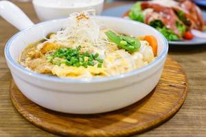 Katsudon ou rôti de porc frit à la japonaise avec œuf et ingrédient japonais mélangé sur du riz prêt à servir au restaurant photo