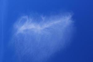 ciel bleu clair et nuages blancs photo