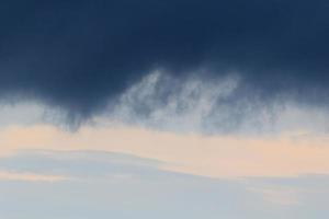 temps orageux et nuages sombres photo