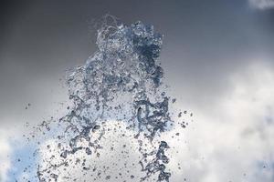 éclaboussures d'eau dans le ciel photo