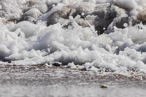 écume de mer. éclabousser d'eau photo