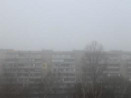 le brouillard d'hiver du matin plane sur la ville photo