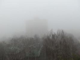 le brouillard d'hiver du matin plane sur la ville photo