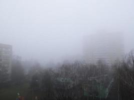 le brouillard d'hiver du matin plane sur la ville photo