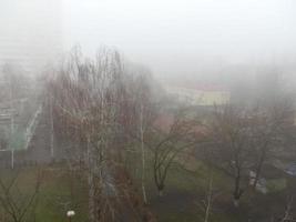 le brouillard d'hiver du matin plane sur la ville photo