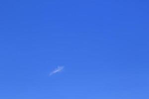 ciel bleu clair et nuages blancs photo