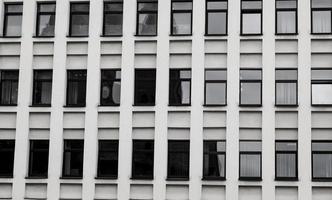 bâtiment en béton avec de nombreuses fenêtres. photo
