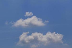 ciel bleu clair et nuages blancs photo