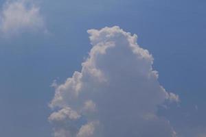 ciel bleu clair et nuages blancs photo