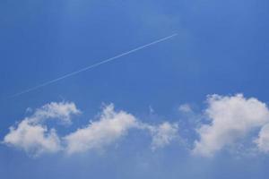 ciel bleu clair et nuages blancs photo