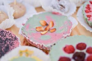 délicieux bonbons végétaliens disposés sur la table pour la réception de mariage photo