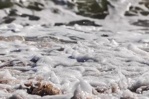 écume de mer. éclabousser d'eau photo