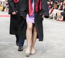 les étudiants diplômés de l'université font une séance photo dans le parc