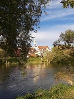 paysage de printemps près du danube dans la ville de regensburg, allemagne photo