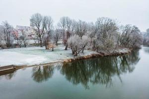 visite de la ville de Ratisbonne en hiver. vue depuis le pont de pierre photo