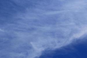 ciel bleu clair et nuages blancs photo