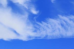 ciel bleu clair et nuages blancs photo