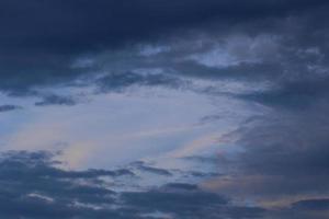 temps orageux et nuages sombres photo