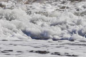 écume de mer. éclabousser d'eau photo