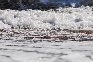 écume de mer. éclabousser d'eau photo