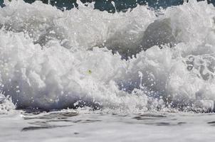 écume de mer. éclabousser d'eau photo