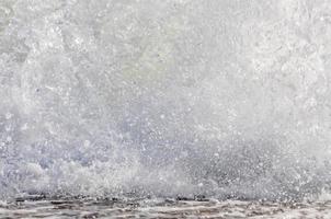 écume de mer. éclabousser d'eau photo