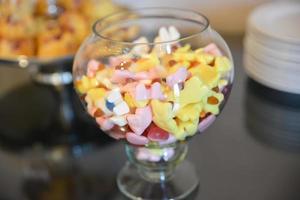 délicieux bonbons disposés sur la table pour la réception d'événements photo